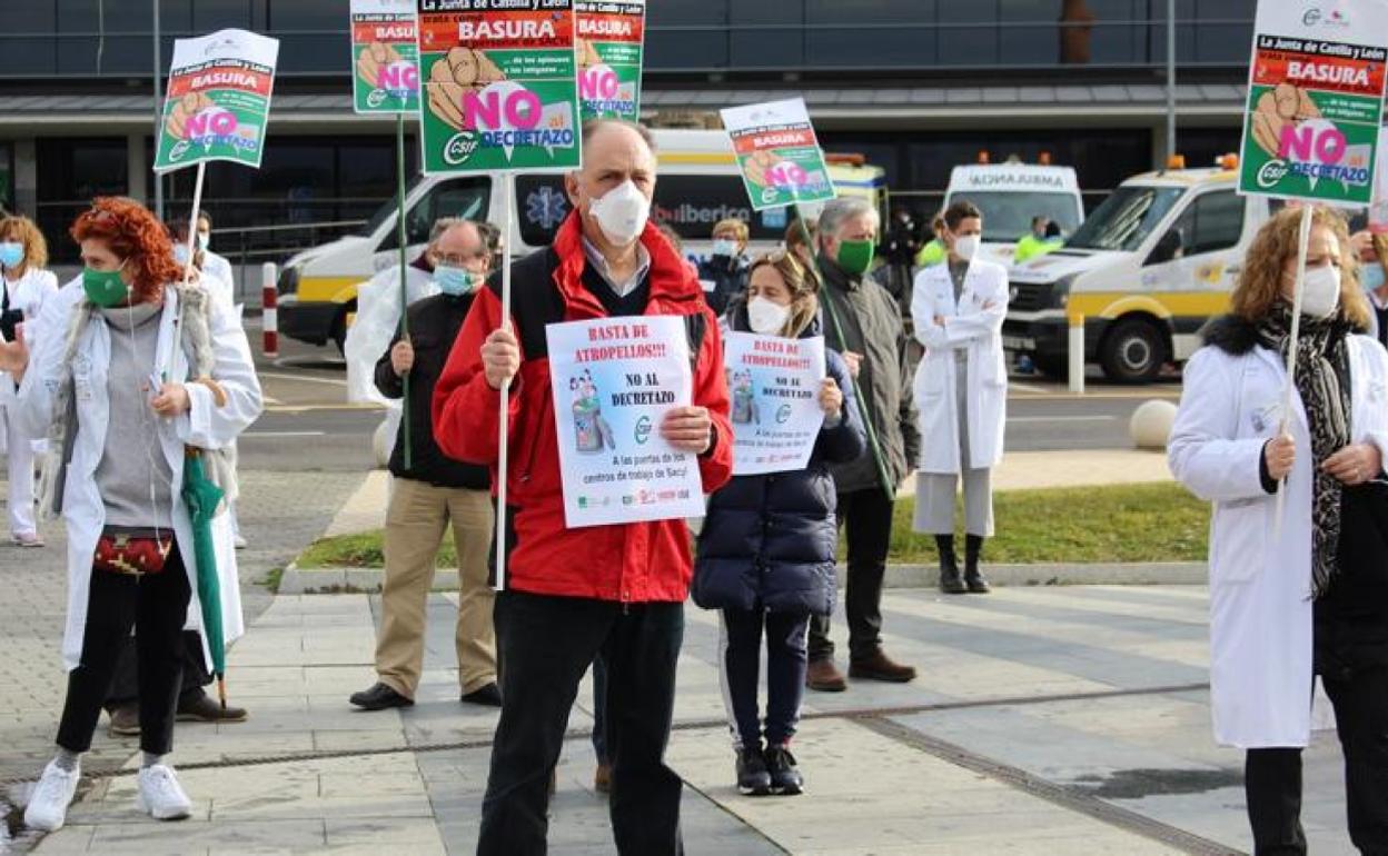 Manifestación en el Hospital de León contra el 'decretazo'.