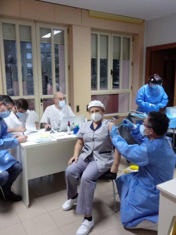 María Ángeles, cocinera de la residencia San José, recibiendo la segunda dosis de la vacuna frente a la covid-19.