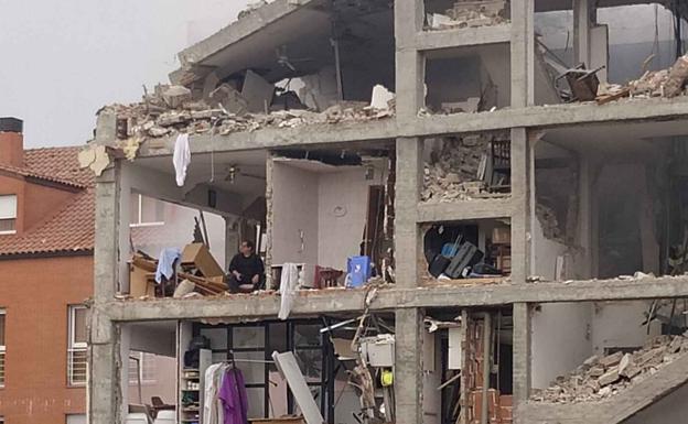 El sacerdote Quintana, atrapado en la quinta planta del edificio tras la explosión.