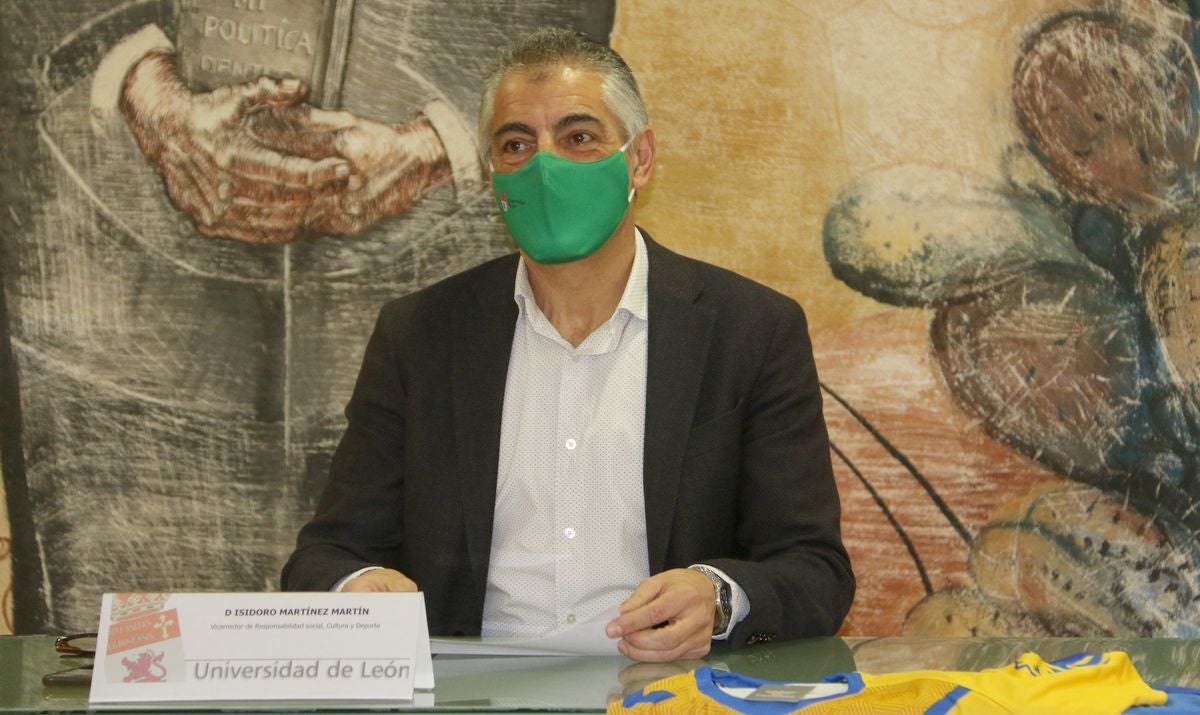 Fotos: Firma del acuerdo marco entre la ULE y el Olímpico