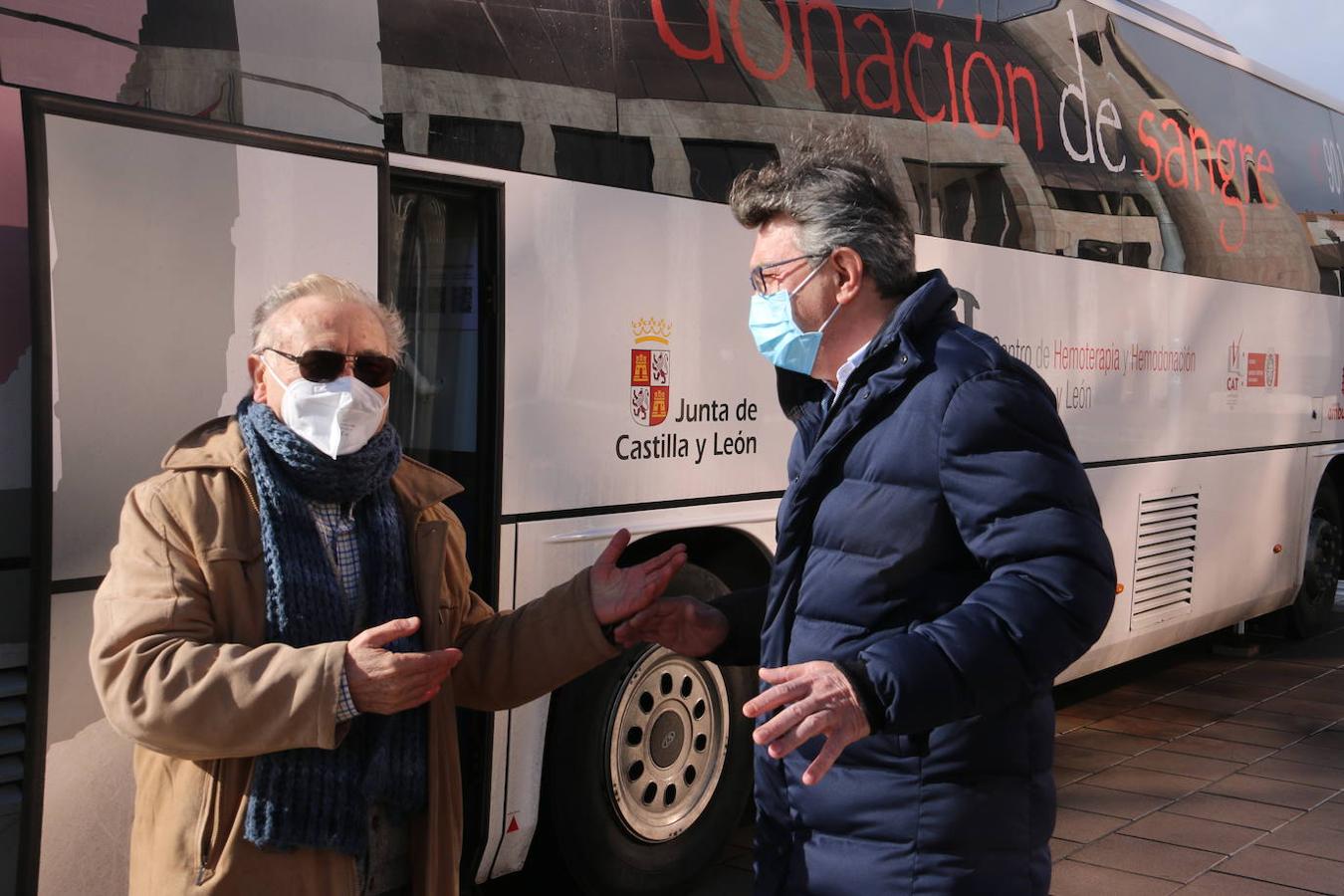 Martín Manciñedo y Juan Martínez Majo en el autobús de donantes de sangre.