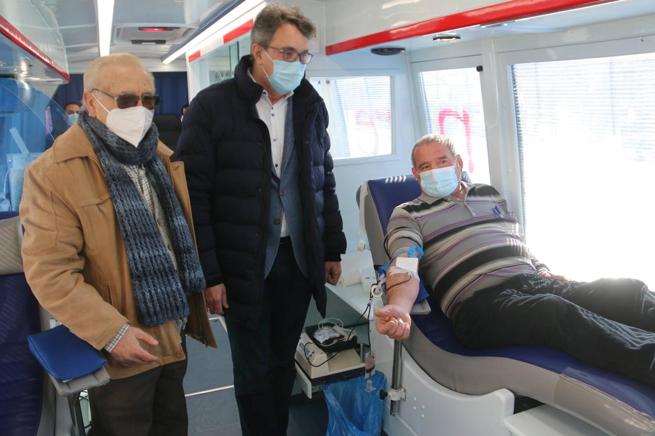 Martín Manciñedo y Juan Martínez Majo en el autobús de donantes de sangre.