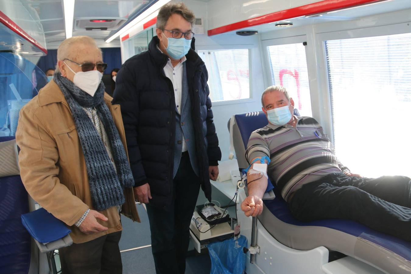 Martín Manciñedo y Juan Martínez Majo en el autobús de donantes de sangre.