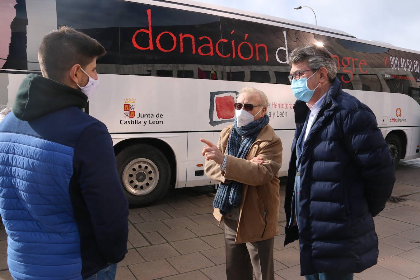 Martín Manciñedo y Juan Martínez Majo en el autobús de donantes de sangre.