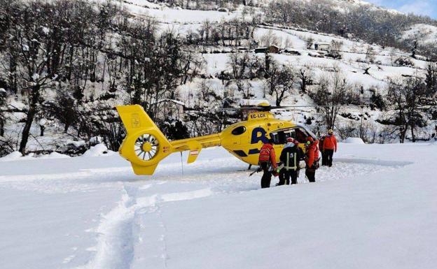 Cuatro equipos buscan al trabajador sepultado por un alud en San Isidro