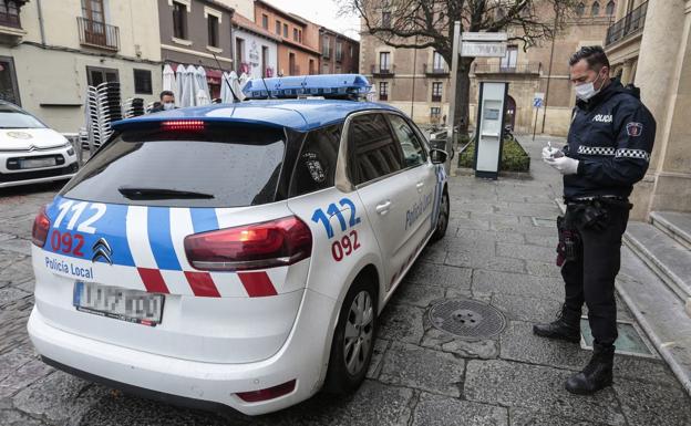 La Policía Local de León denuncia a un bar que atendía en el interior y del que huyeron varios clientes