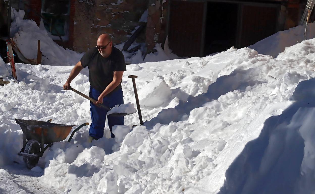 Nieve en Casares de Arbás, con más de un metro de espesor.