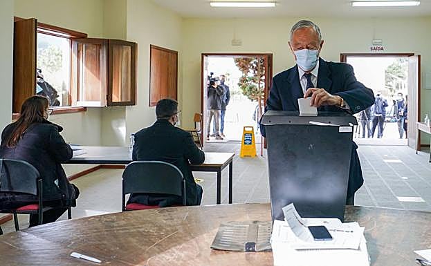 Rebelo de Sousa deposita su voto en el colegio de la región norteña norteña de Minho.