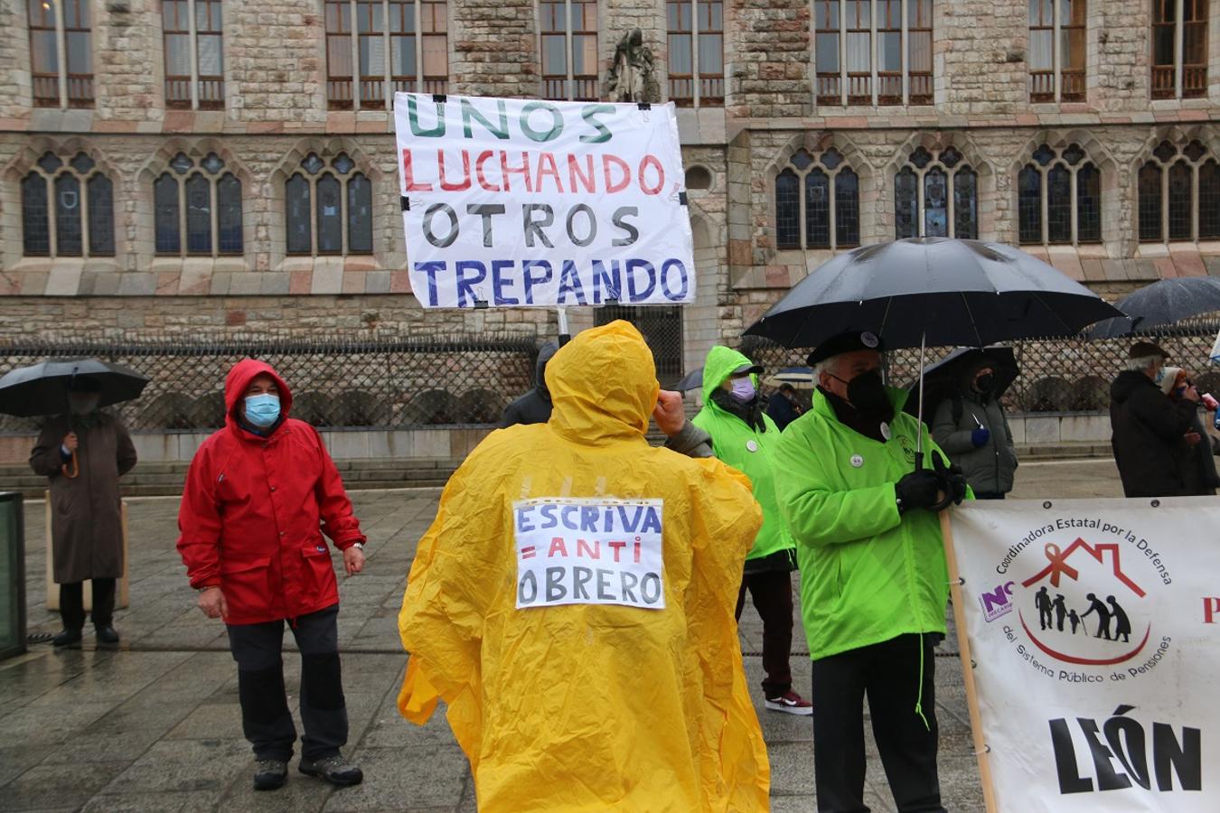 Concentración de los pensionistas frente a Botines contra el Pacto de Toledo.