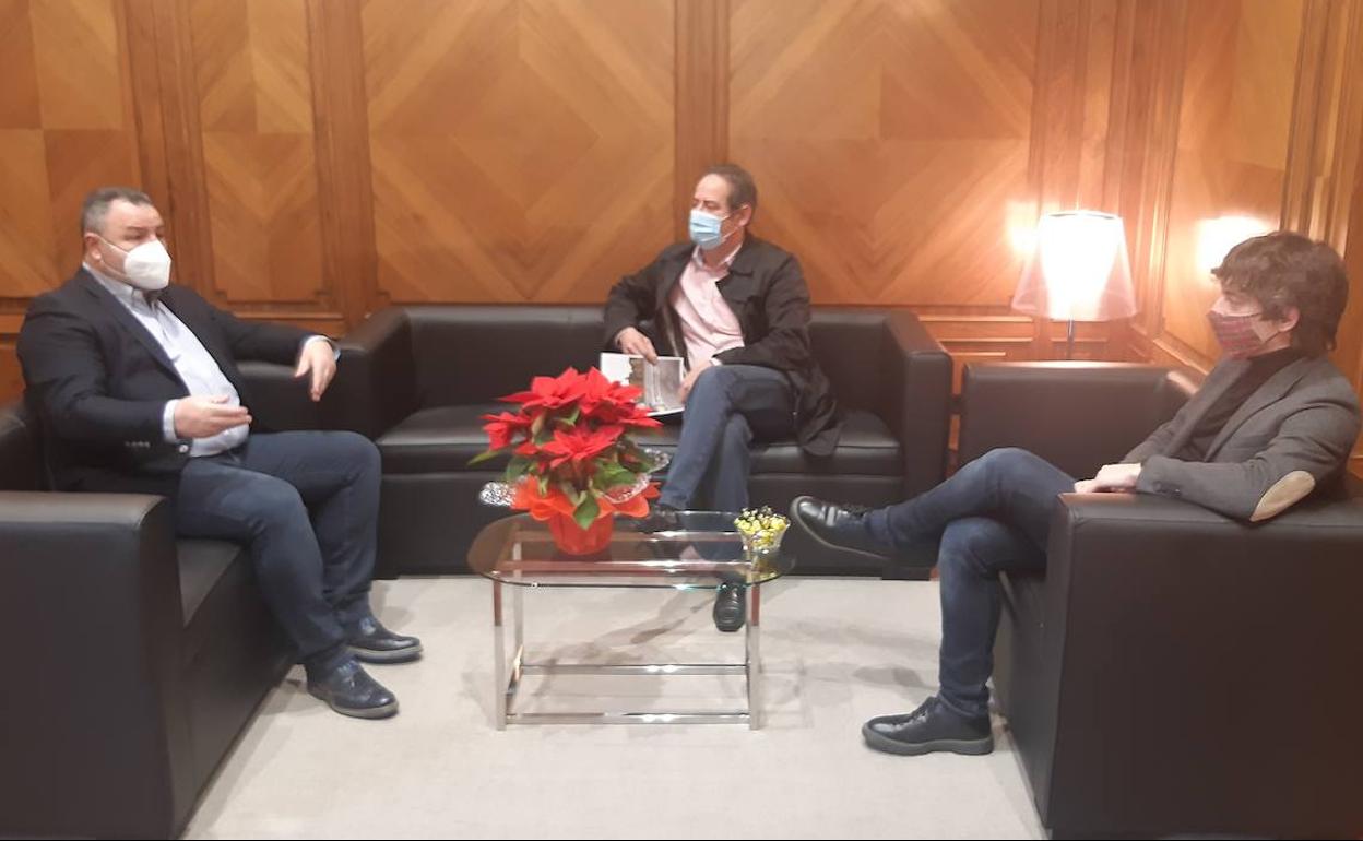 Eduardo Morán, en su reunión con el alcalde de Mansilla Mayor, Pablo López Presa.