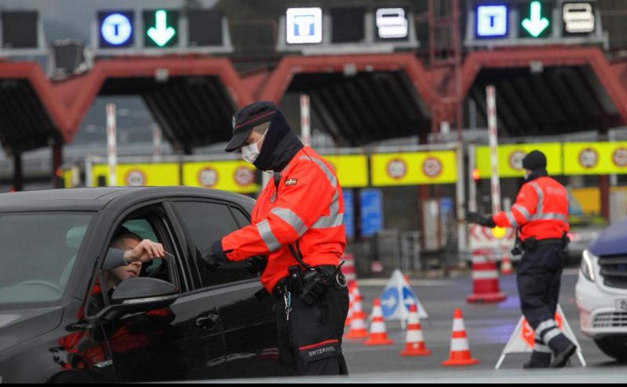 La Ertzaintza controla la movilidad de vehículos en el peaje de la AP68.