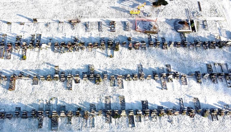 Un trabajador cava una tumba en un cementerio en medio del brote de coronavirus en Manchester, Reino Unido.Foto tomada con un dron.