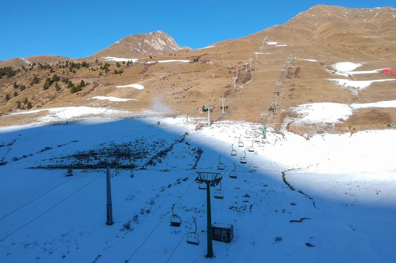 Se ve un telesilla cerrado en la estación de esquí de Passo Tonale en los Dolomitas, que se ha convertido en una ciudad fantasma virtual después de que el gobierno cerró todo en medio del aumento de las infecciones por coronavirus, en Passo del Tonale.