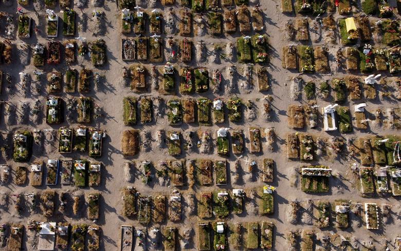 Se ven tumbas en el cementerio de Xico en el Valle de Chalco, en el Estado de México.