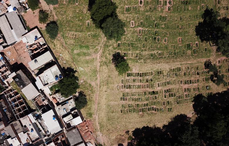 Las personas que murieron por el coronavirus están enterradas en el cementerio Nova Cachoeirinha en Sao Paulo, Brasil.