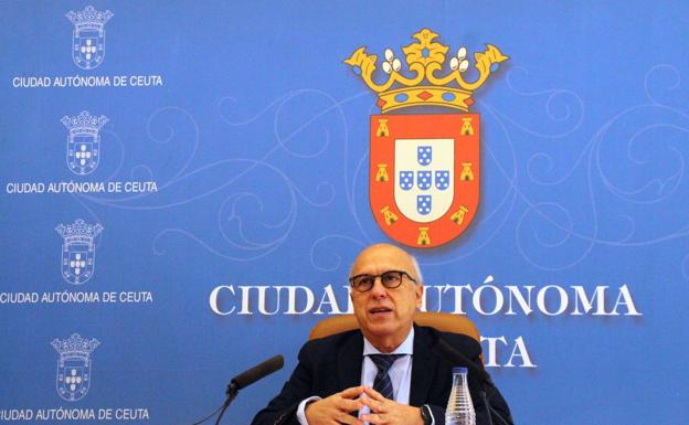 Dimite el consejero de Sanidad de Ceuta que se vacunó irregularmente