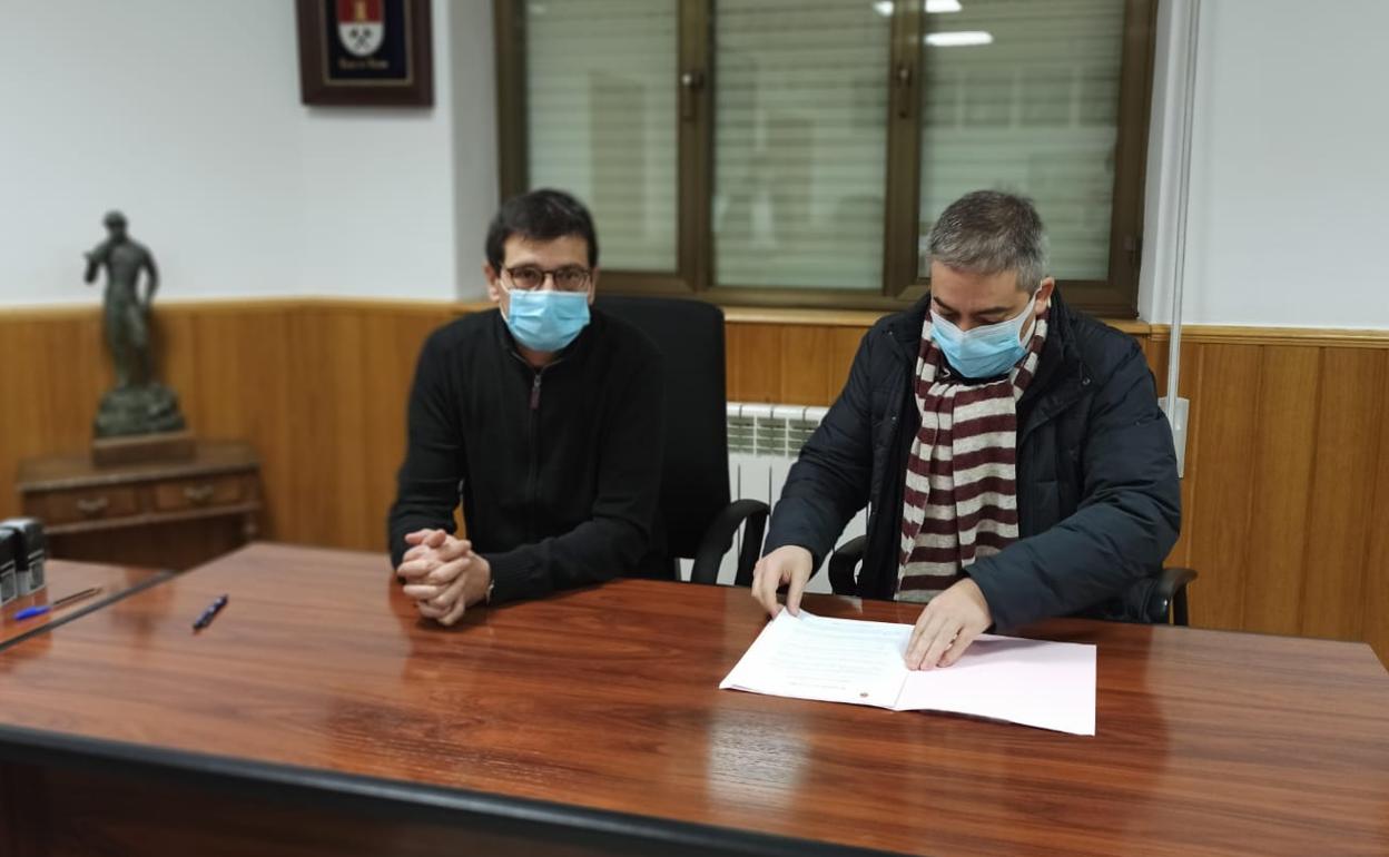 El director general de Asprona, Valentín Barrio, y el alcalde de Torre del Bierzo, Gabriel Folgado, en la firma de la cesión.