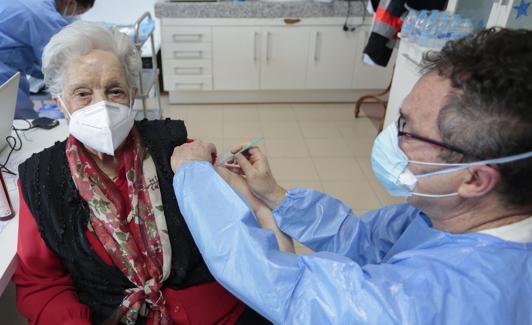Azucena a sus 90 años se convertía en la primera residente en recibir la vacuna en la provincia de León.