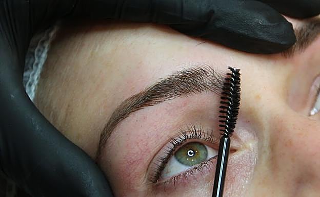 Imagen de las cejas tras el microblading.