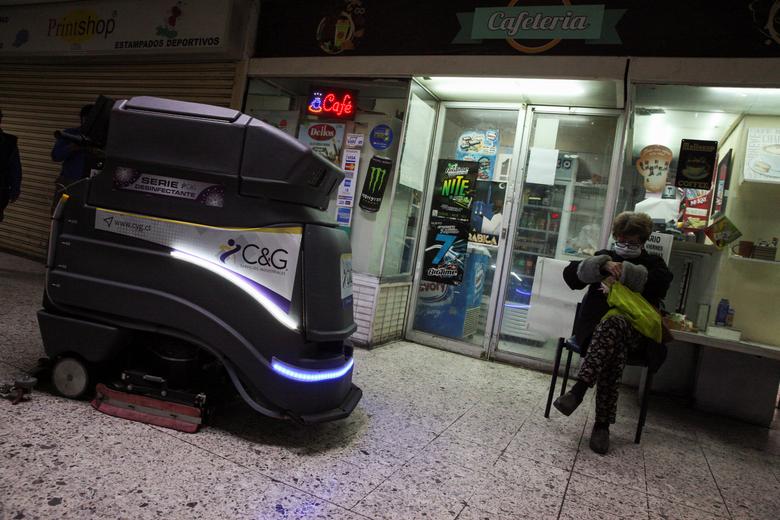 Un robot de limpieza trabaja en un área comercial luego de que se flexibilizaran las medidas de cierre en Santiago.