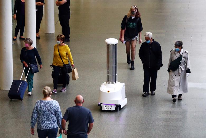 Un robot ultravioleta diseñado para reducir significativamente el riesgo de infecciones adquiridas en el hospital limpia la estación internacional de St Pancras en Londres.