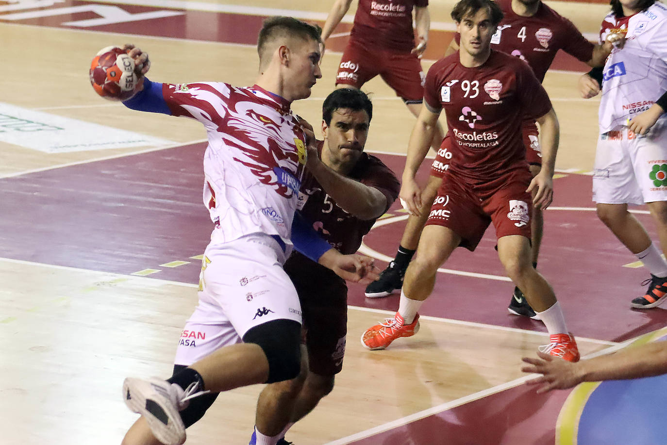 El conjunto leonés ultima su puesto a punto para iniciar la segunda vuelta de la competición.