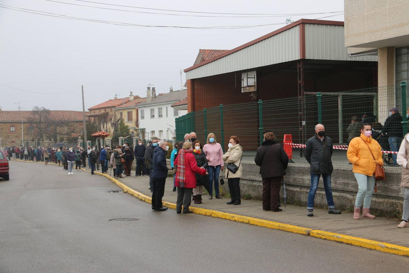 Los vecinos de Boñar se someten a un cribado para detectar asintomáticos con covid-19.