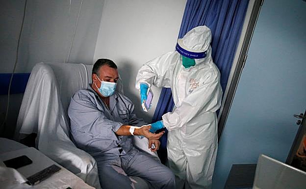 Una enfermera atiende a un paciente en el hospital de Cascais.