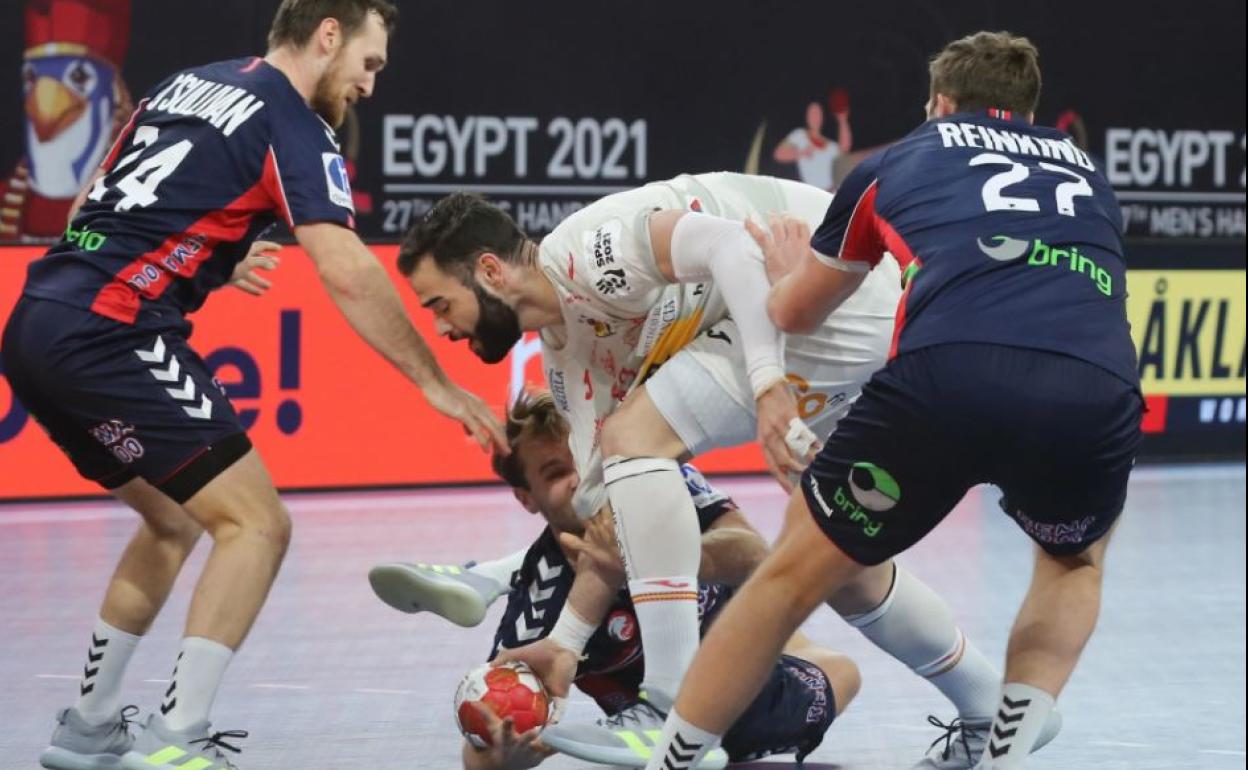 Rubén Marchán lucha por un balón en los cuartos de final del Mundial.