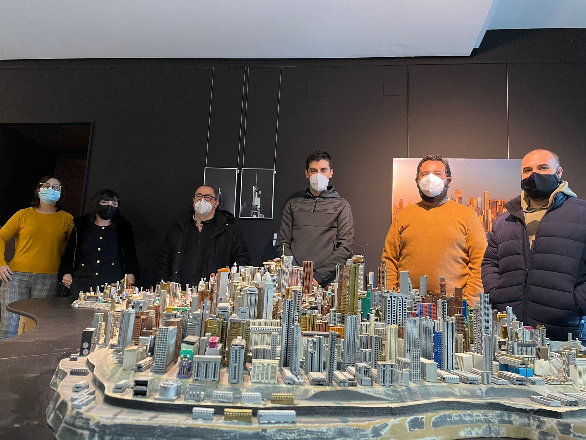 Maqueta elaborada con materiales industriales reciclados