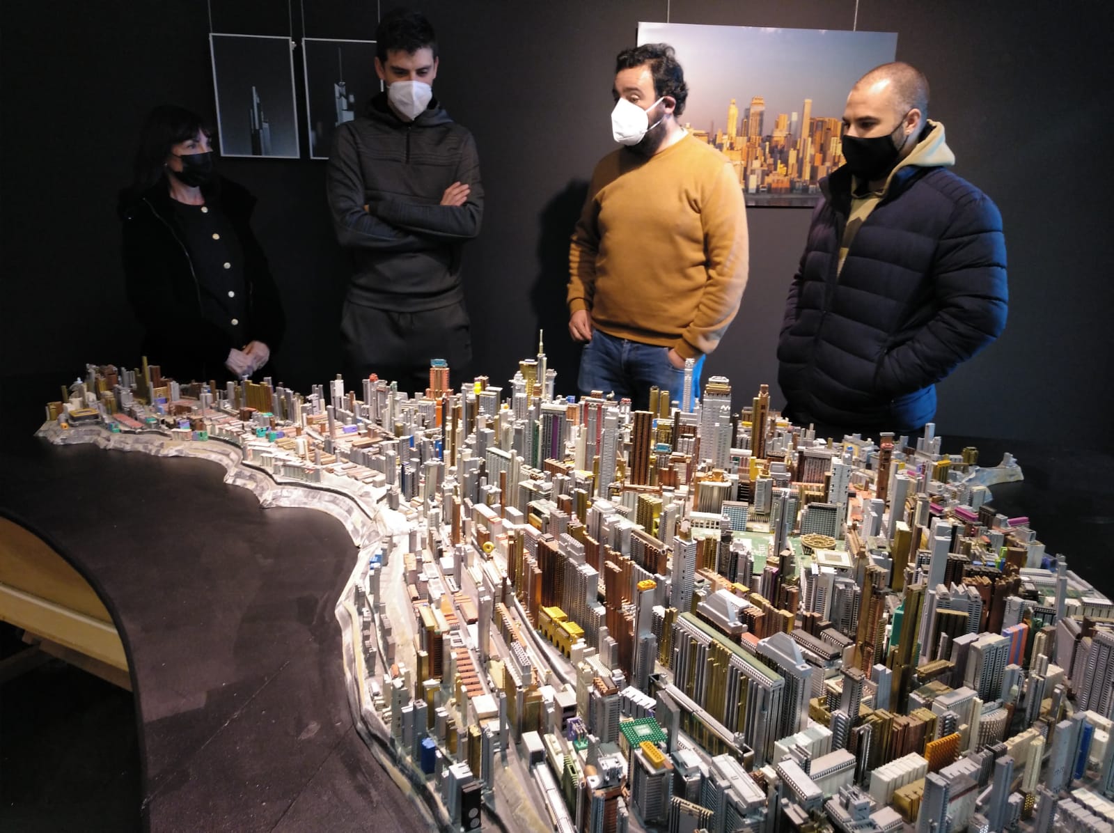 Maqueta elaborada con materiales industriales reciclados