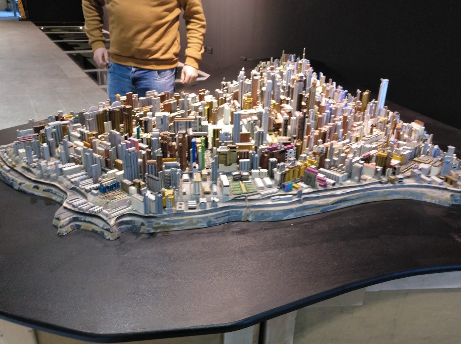 Maqueta elaborada con materiales industriales reciclados