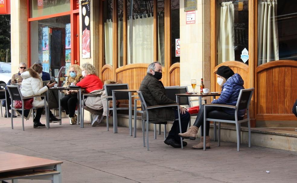 Las terrazas de León se llenan este viernes gracias a las altas temperatures inusuales a finales de enero.