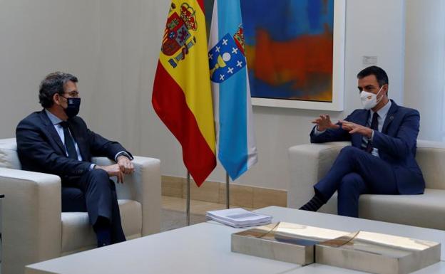 El presidente del Gobierno, Pedro Sánchez, con el presidente de la Xunta, Alberto Nuñez Feijoo