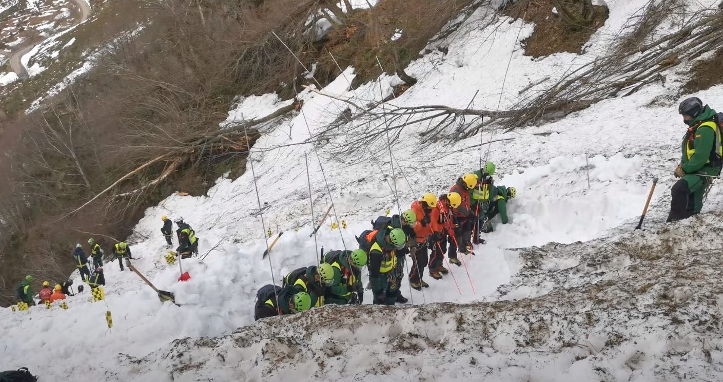 El operativo de la Guardia Civil se vuelca en la zona tras estabilizarse el área | Unidades caninas y Bomberos de Asturias participan en la localización del operario tras acceder de nuevo a la quitanieves.