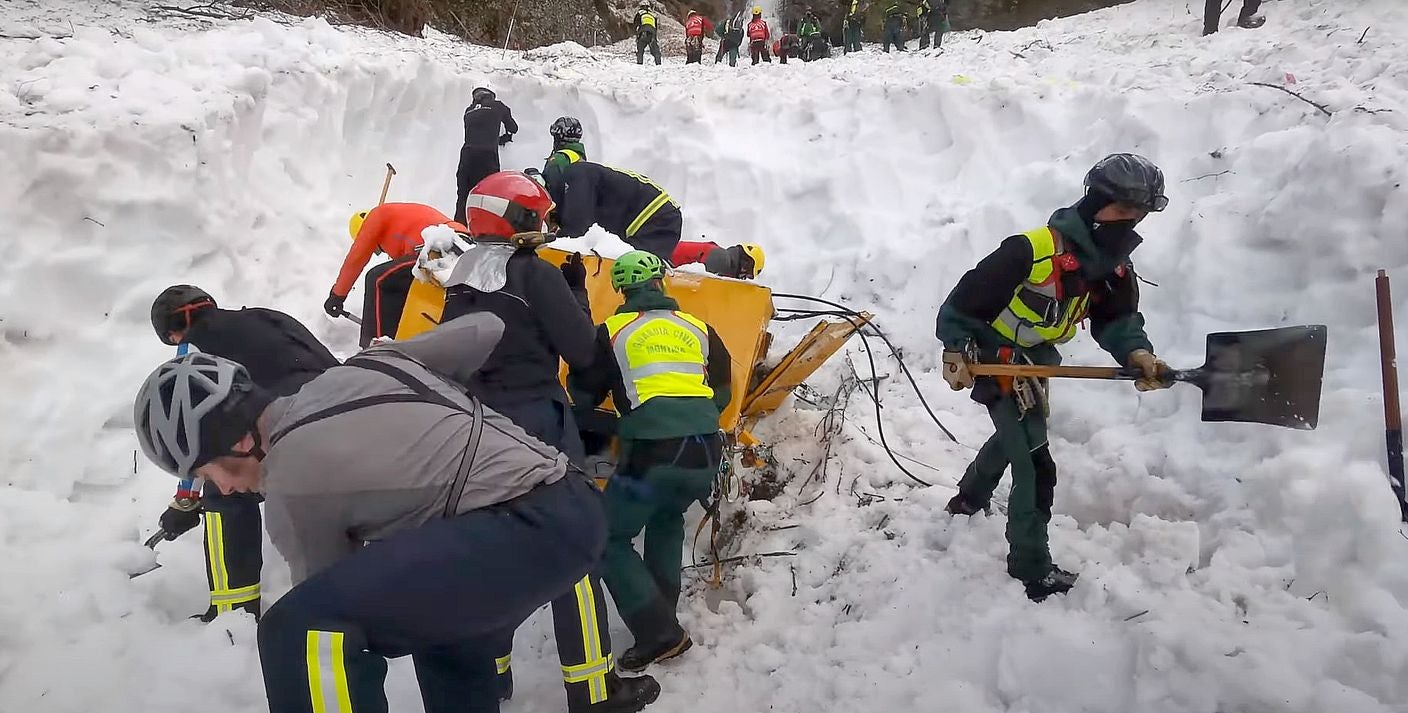 El operativo de la Guardia Civil se vuelca en la zona tras estabilizarse el área | Unidades caninas y Bomberos de Asturias participan en la localización del operario tras acceder de nuevo a la quitanieves.