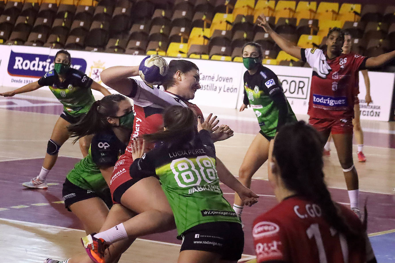 Las leonesas disputan un nuevo partido en el Palacio de los Deportes.