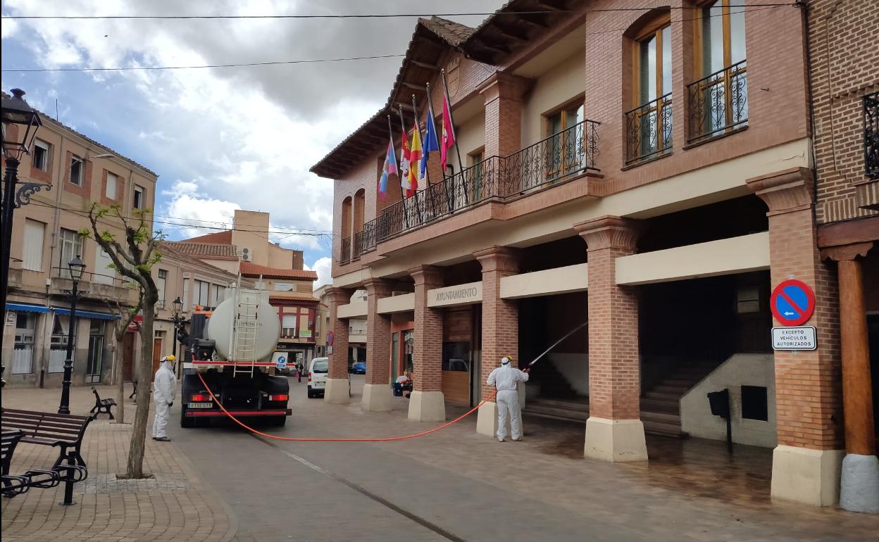 Un camión desinfecta la fachada del Ayuntamiento de Santa María del Paramo.