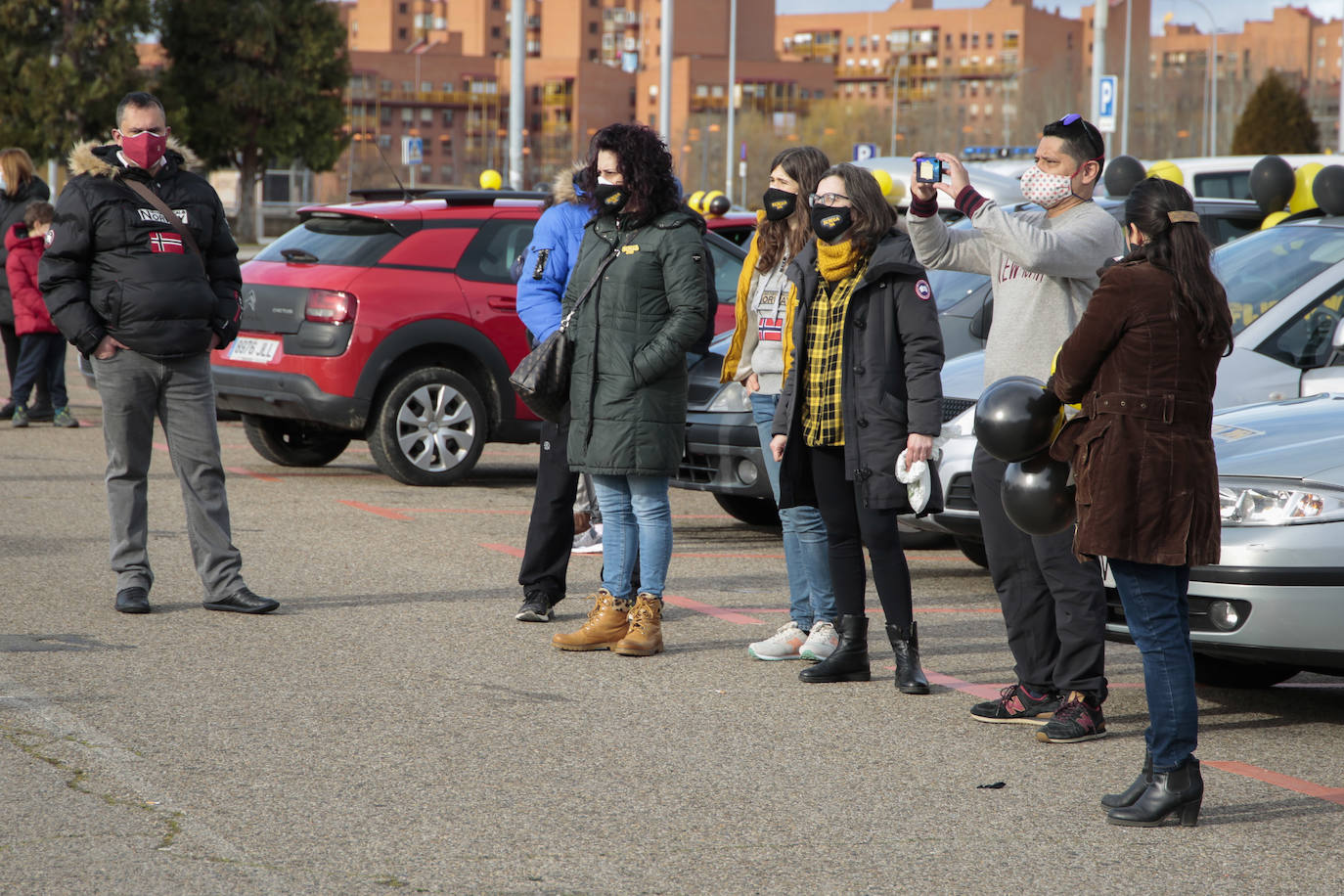 Caravana de coches en León de trabajadores públicos interinos reclaman que se les haga fijos.