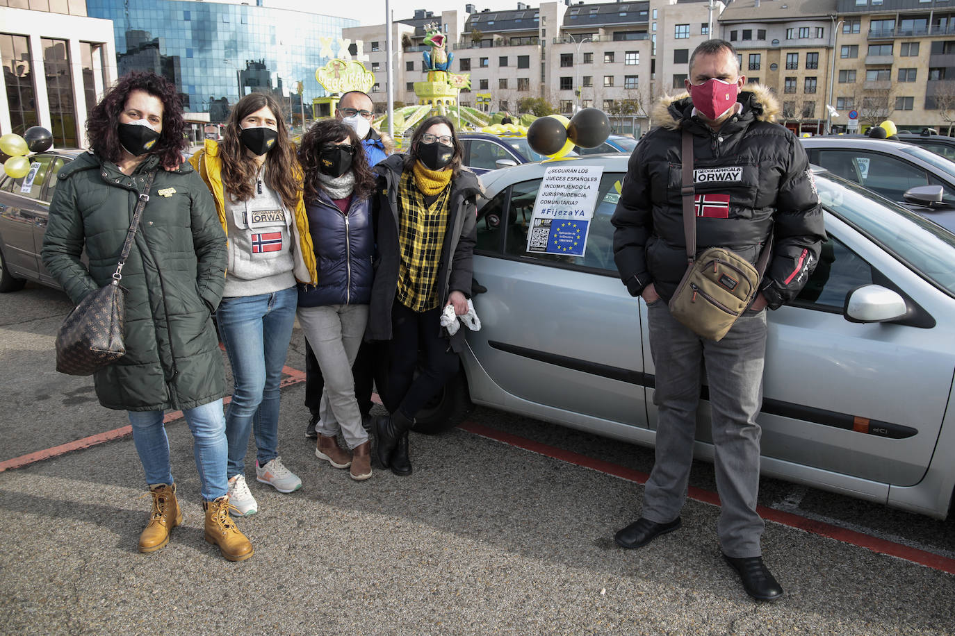 Caravana de coches en León de trabajadores públicos interinos reclaman que se les haga fijos.