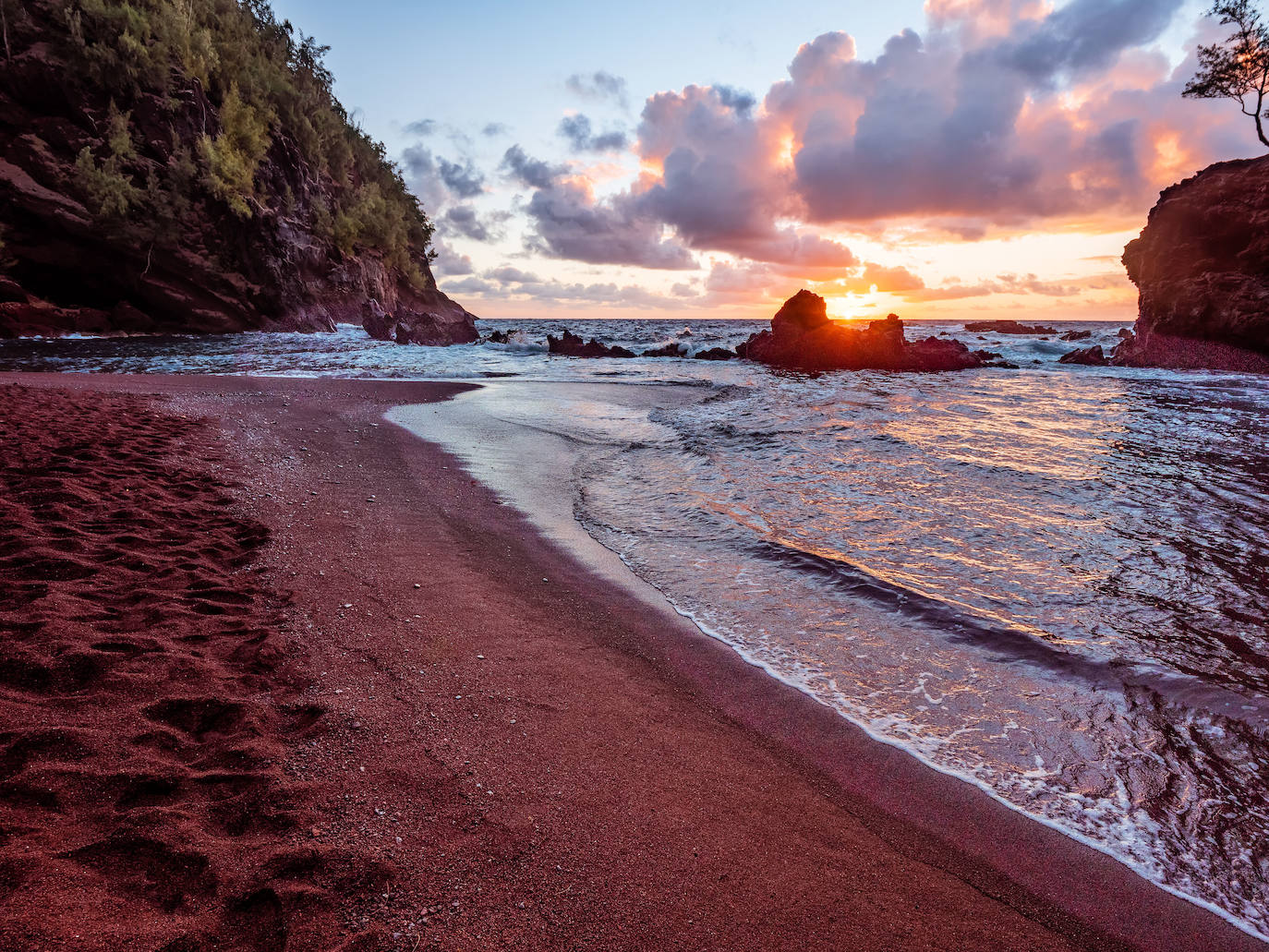 Red Sand Beach (Maui, Hawai).