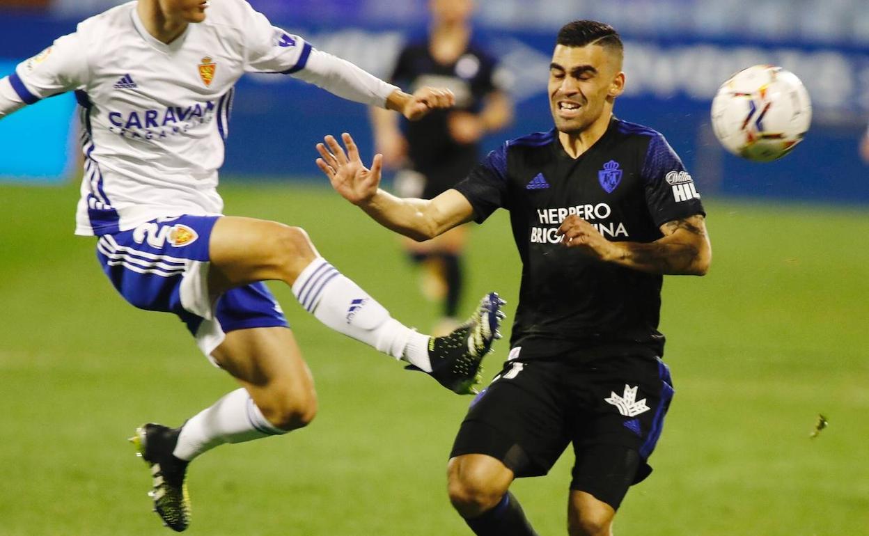 Dani Romera en una acción del partido en Zaragoza.