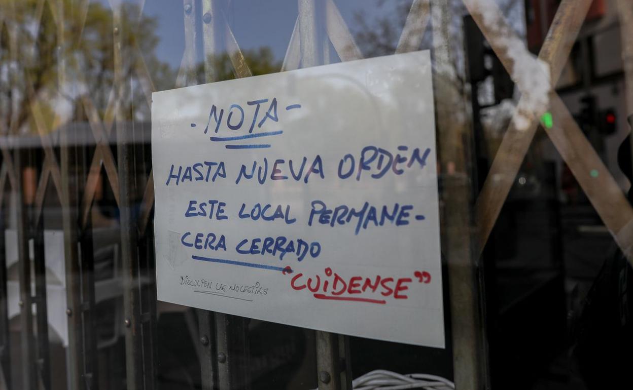 Cartel colocado en un comercio. 