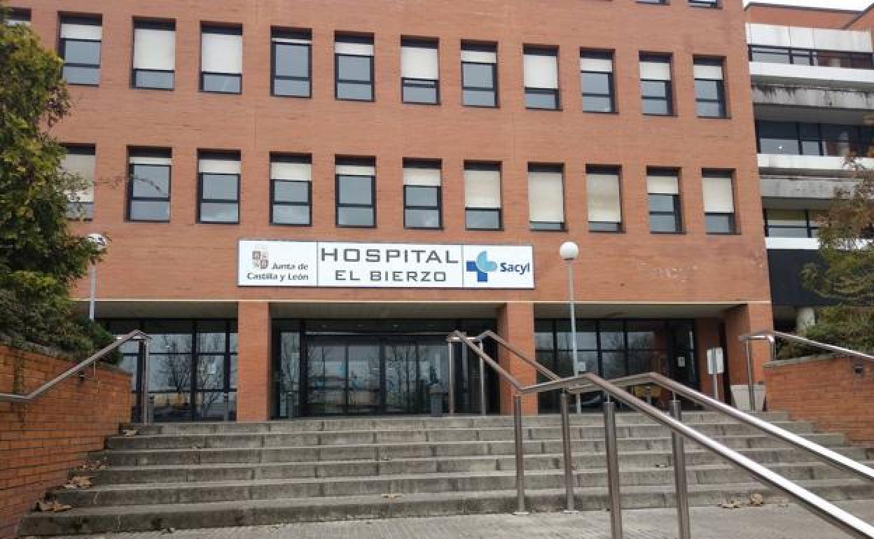 Puerta de acceso al Hospital del Bierzo.
