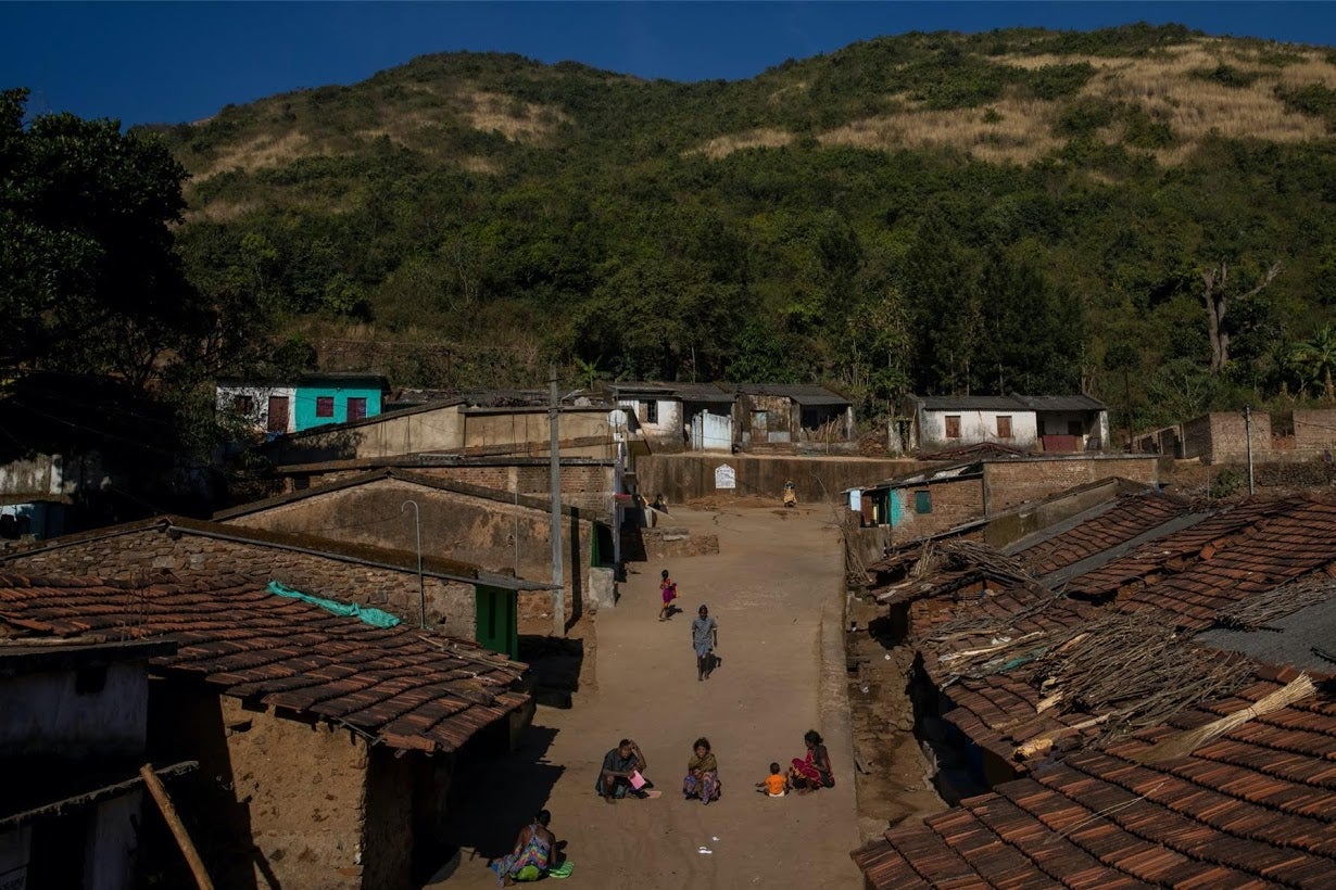 La gente camina por la aldea de Pendajam.