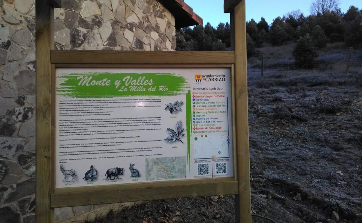 Uno de los carteles informativos del itinerario turístico de Carrizo.