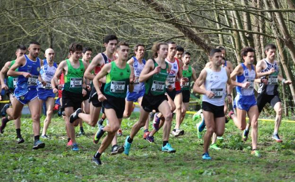 Salida de la prueba absoluta masculina del Cross Villa de Avilés, en el circuito de fondo de Valliniello.