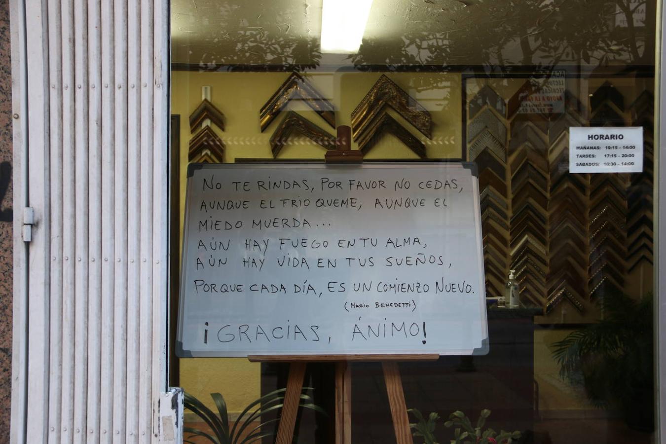 María Juana recopila frases desde 2017 para animar a clientes y peatones que pasan por su tienda.