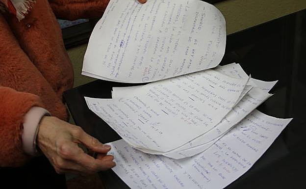 Galería. María Juana recopila frases desde 2017 para animar a clientes y viandantes que pasan por su tienda.