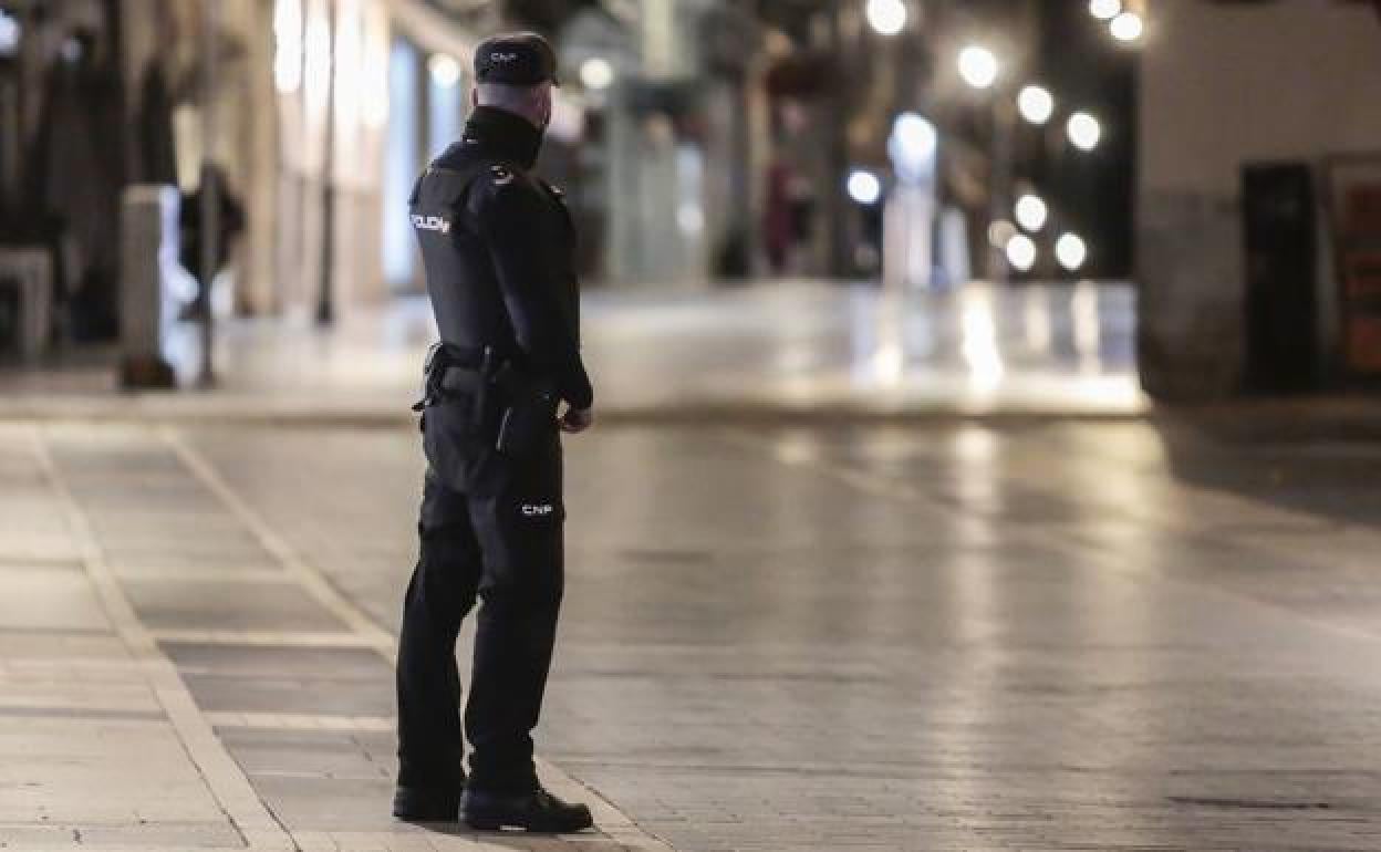 Un policía custodia la calle Ancha con el toque de queda.